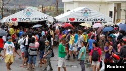 Warga berkumpul untuk menelepon kerabat secara gratis menyusul Topan Haiyan yang menghantam kota Tacloban, Filipina Tengah. 