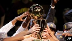 Timu ya basketball ya Golden state Warriors ikishangilia ushindi.