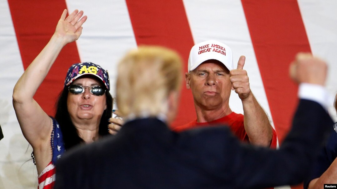 Orang-orang bersorak menyambut Presiden AS, Donald Trump, yang tampil di panggung dalam rapat akbar di Harrisburg, Pennsylvania, AS tanggal 29 April 2017 (foto: REUTERS/Carlo Allegri)