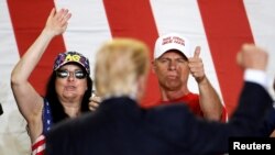 Orang-orang bersorak menyambut Presiden AS, Donald Trump, yang tampil di panggung dalam rapat akbar di Harrisburg, Pennsylvania, AS tanggal 29 April 2017 (foto: REUTERS/Carlo Allegri)