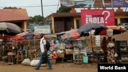 ARSIP – Sebuah papan iklan mendesak tindakan pencegahan untuk menanggulangi penyebaran Ebola yang terpampang di sebuah pasar di ibukota Guinea, Conakry, 3 Desember 2014 (foto: Dominic Chavez/Bank Dunia)