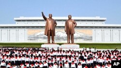 3일 평양 만수대언덕에 있는 김일성,김정일 동상에 꽃바구니를 바치는 조선소년단 대표들.