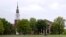 미국 뉴햄프셔주에 소재한 '다트머스대학교(Dartmouth College)'의 베이커-베리 도서관 앞에서 학생이 자전거를 타고 있다. 