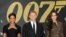 Daniel Craig (tengah) diapit Naomie Harris (kiri) dan Berenice Marlohe (kanan) saat mempromosikan 'Skyfall,' Oktober 2012.