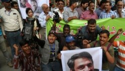 صحافی احمد نورانی پر حملے کے خلاف کراچی میں صحافیوں کا مظاہرہ ۔30 اکتوبر 2017