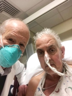 El doctor Bartley Griffith se hace un 'selfie' con David Bennett tras la cirugía, el viernes 7 de enero de 2022, en Baltimore, EE. UU.