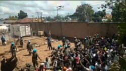 Soldados da ONU tentam conter manifestantes em frente à sua base