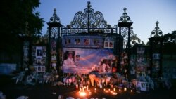 Cvijeće, svijeće i fotografije ostavljeni su ispred Kensingtonske palate na 20-godišnjicu smrti princeze Diane, 31. avgusta 2017.