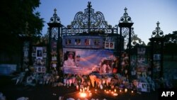 Cvijeće, svijeće i fotografije ostavljeni su ispred Kensingtonske palate na 20-godišnjicu smrti princeze Diane, 31. avgusta 2017.