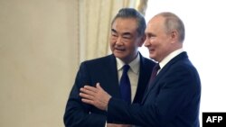 在俄罗斯访问的中共中央政治局委员、外交部长王毅2023年9月20日与俄罗斯总统普京在圣彼得堡会面。（俄罗斯官媒照片）