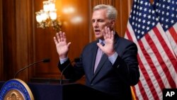 Kevin McCarthy, berbicara kepada wartawan beberapa jam setelah dia digulingkan sebagai Ketua DPR, Selasa, 3 Oktober 2023, di Capitol di Washington. (Foto: AP/J.Scott Applewhite)