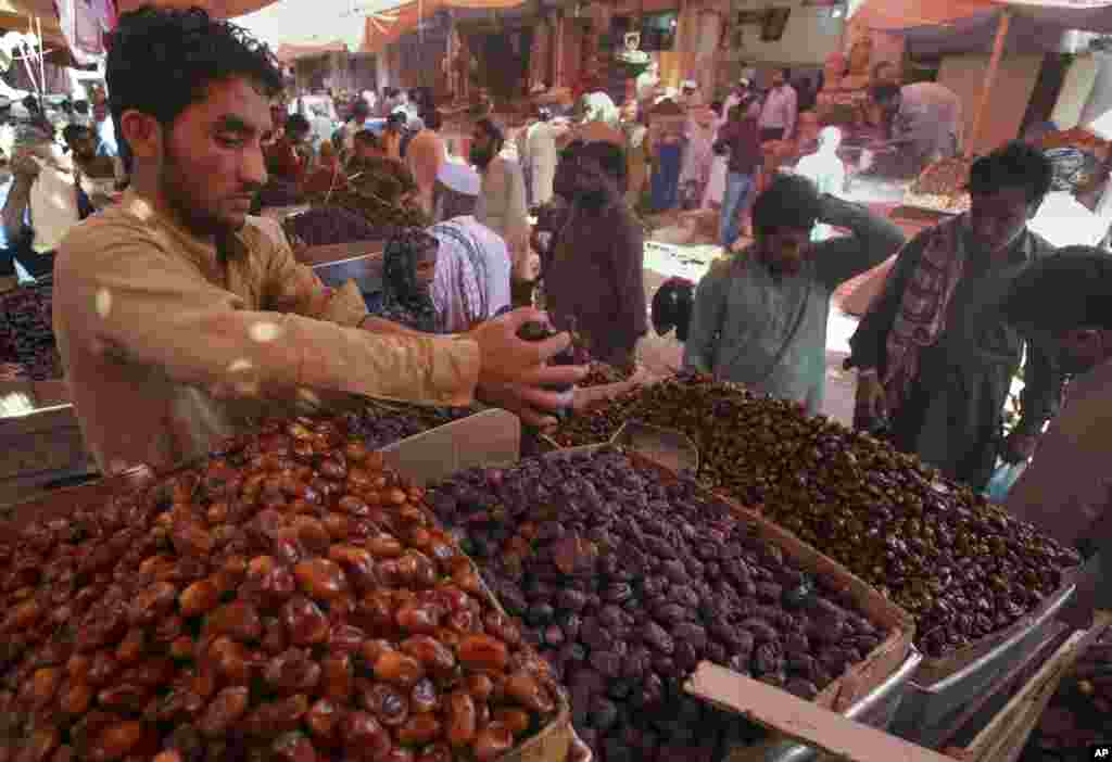 عکس اسوشیتدپرس از بازار فروش خرما و آمادگی برای آغاز ماه رمضان در شهر کراچی در پاکستان.&nbsp;