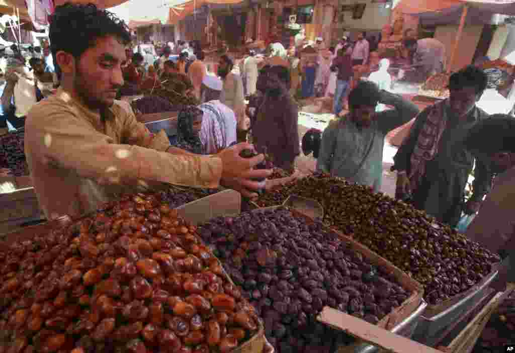 عکس اسوشیتدپرس از بازار فروش خرما و آمادگی برای آغاز ماه رمضان در شهر کراچی در پاکستان. 