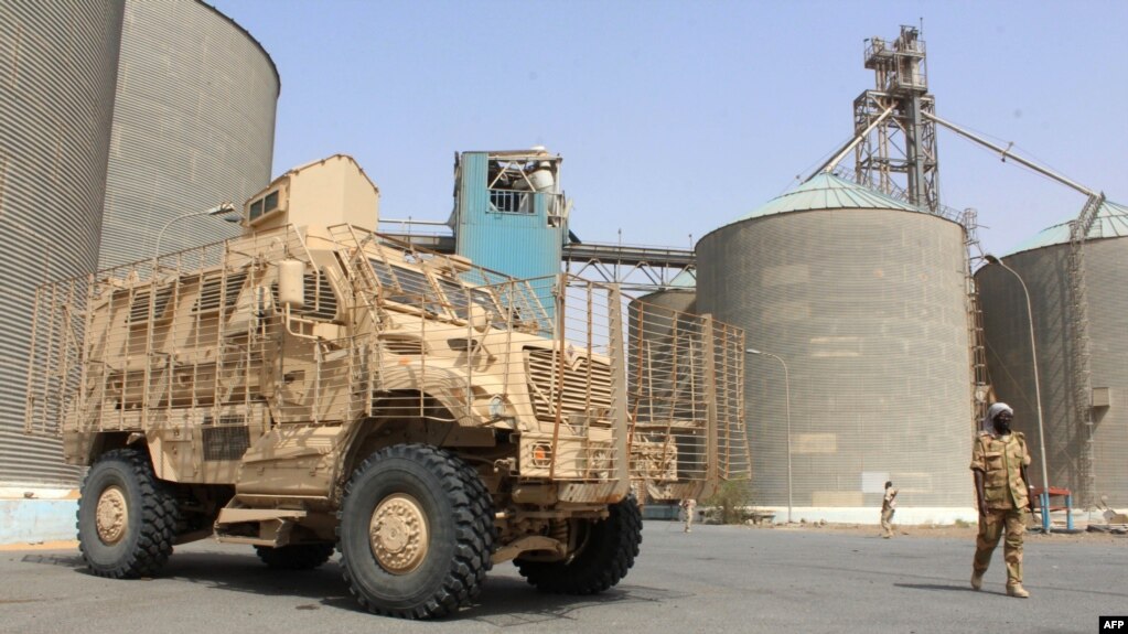 Tentara koalisi militer yang didukung oleh Arab Saudi dan Uni Emirat Arab berjaga di fasilitas milik perusahaan penggilingan gandum Yaman, Red Sea Mills, di kota pelabuhan Hodeida, 22 Januari 2019.