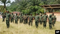 Le chef d’Etat-major de l’armée congolaise fait un salut devant un groupe des soldats, à Walikale, RDC, 15 septembre 2010.