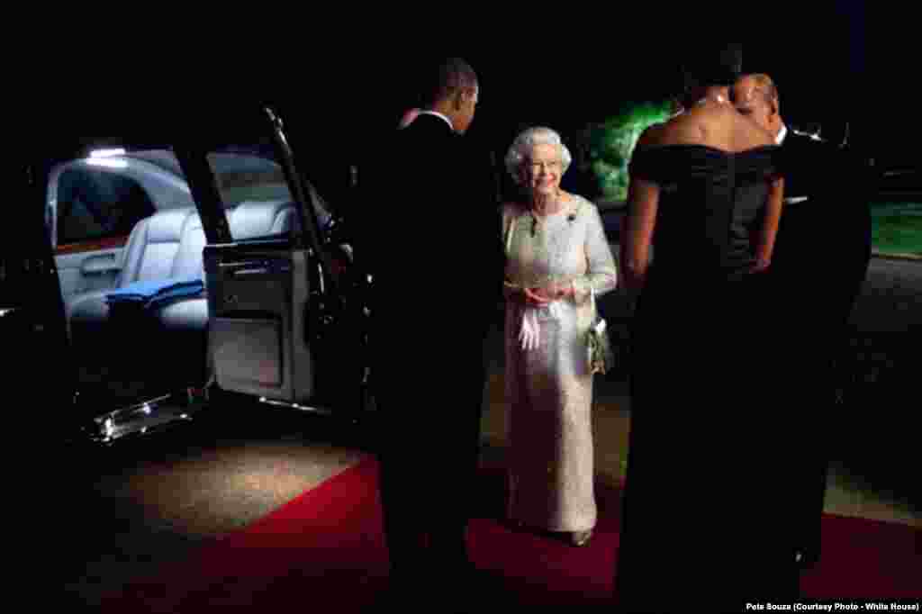 Michelle et Barack Obama salue la reine Elisabeth II et le prince Philip, le 25 mai 2011. (Official White House Photo by Pete Souza)