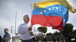 En febrero, miles de venezolanos eligieron al candidato de oposición al presidente Chávez en elecciones primarias en Florida. 