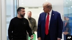 Presiden Donald Trump bertemu dengan Presiden Ukraina Volodymyr Zelenskyy di Trump Tower, 27 September 2024, di New York sebelum kembali ke Gedung Putih. (Foto: AP)