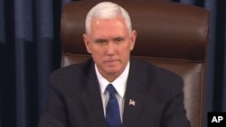 Mataimakin Shugaban Kasar Amurka Mike Pence yayinda ya je majalisar dattawa domin kada kuri'ar raba gardama wurin tabbatar da ministar ilimi