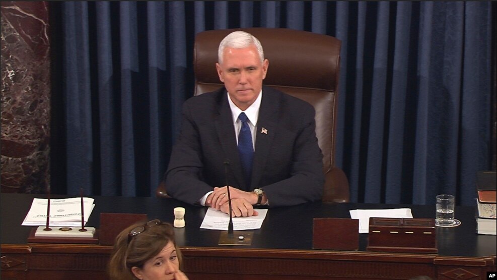 Phó Tổng thống Mike Pence chủ toạ cuộc bỏ phiếu của Thượng viện thông qua việc bổ nhiệm bà Betsy DeVos cho vị trí Bộ trưởng Giáo dục.