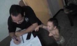 El profesor venezolano Tailo y su bebé.