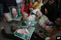 Supporters of the Pakistani ruling party Muslim League headed by Nawaz Sharif gesture during rally to condemn the dismissal of their leader in Lahore, Pakistan, Pakistan, July 28, 2017.