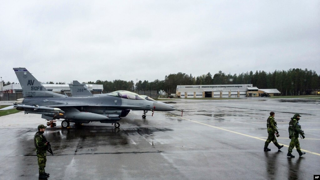 2015年5月26日瑞典北部卡拉克斯机场: 北约北极挑战演习中的美国战机(photo:VOA)