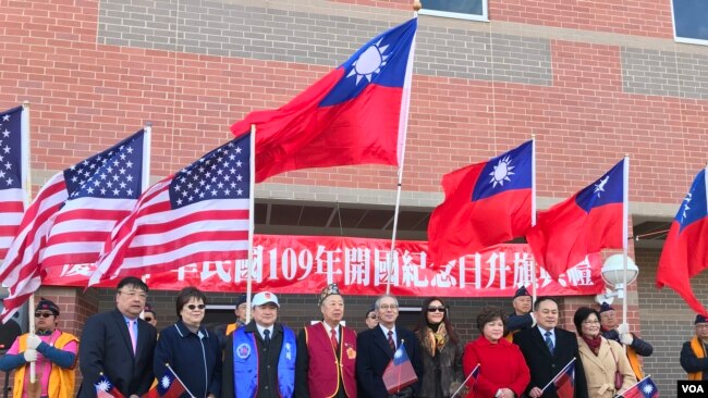 台湾驻美代表高硕泰夫妇(前排左5、左6)2020年1月1日参加华盛顿侨团在马里兰州一所高中举行的元旦升旗仪式（美国之音锺辰芳拍摄）