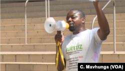 Obert Masaraure, president of the Amalgamated Rural Teachers Union of Zimbabwe addressing his members in Harare, Dec. 20, 2018, after security officials blocked entrance to Ministry of Finance’s offices.