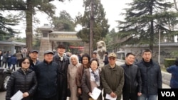 2017年3月17日，历史学者章立凡(左4)、作家老鬼(右3)等体制外人士参加胡耀邦夫人李昭告别仪式。