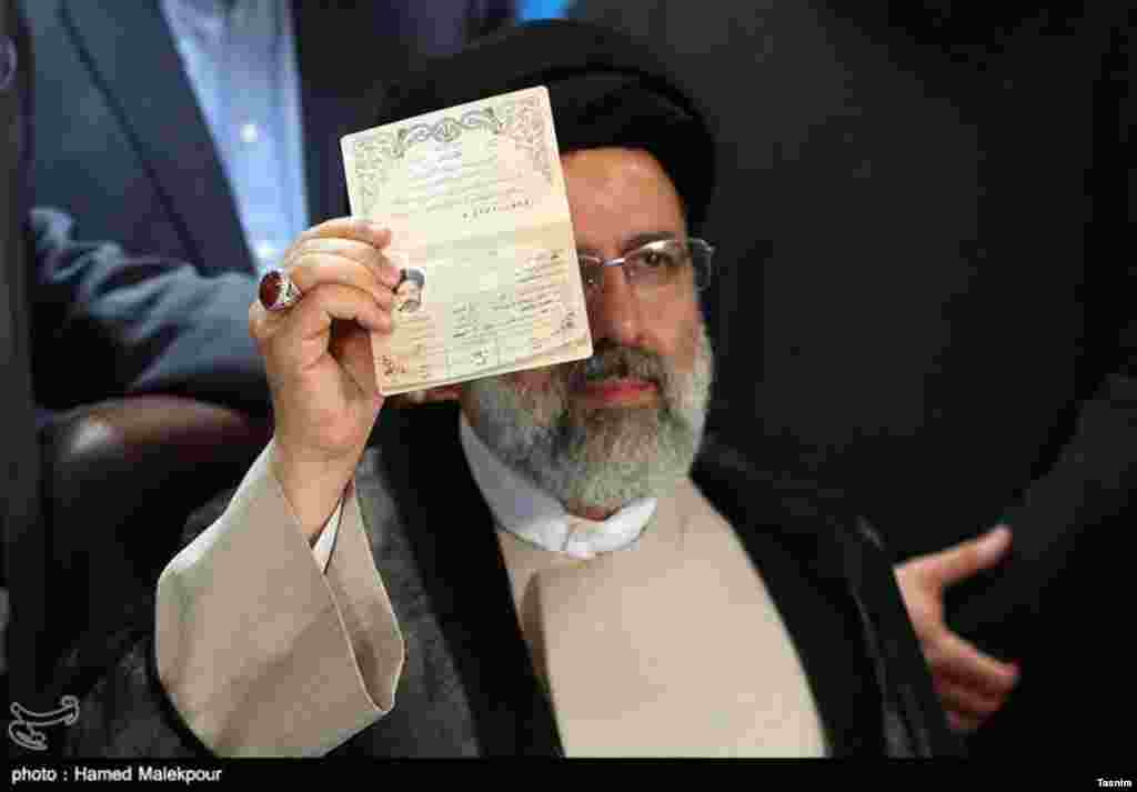 نیمه پنهان ابراهیم رئیسی، پشت شناسنامه اش عکس: حامد ملک پور