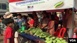 A community market set up for selling organic products was put into operation Feb. 20, 2016, in Kompong Speu province's Chbar Mon city. (Photo - Hul Reaksmey/VOA Khmer) 