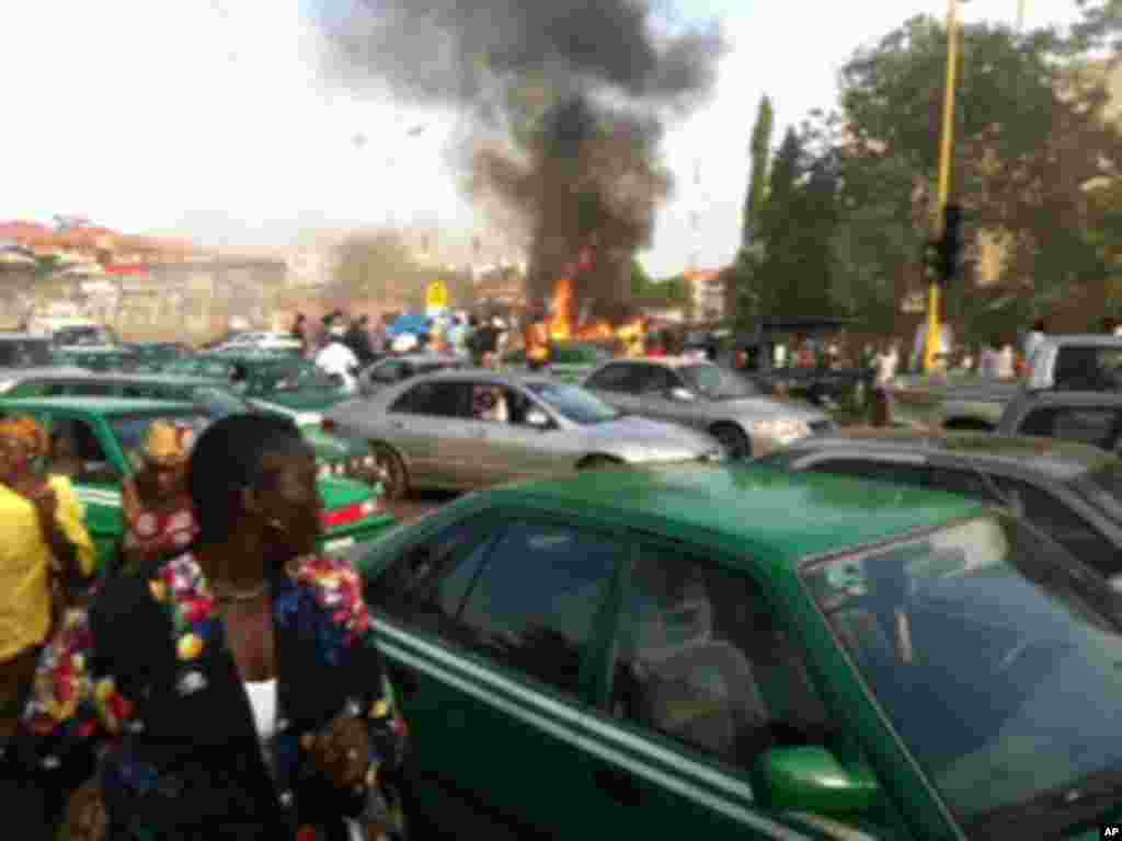 Hotunan hadarin motar dakon mai a unuguwar Wuse 2 kan titin Aminu Kano Crescent a Abuja, 16 Nuwamba 2011.