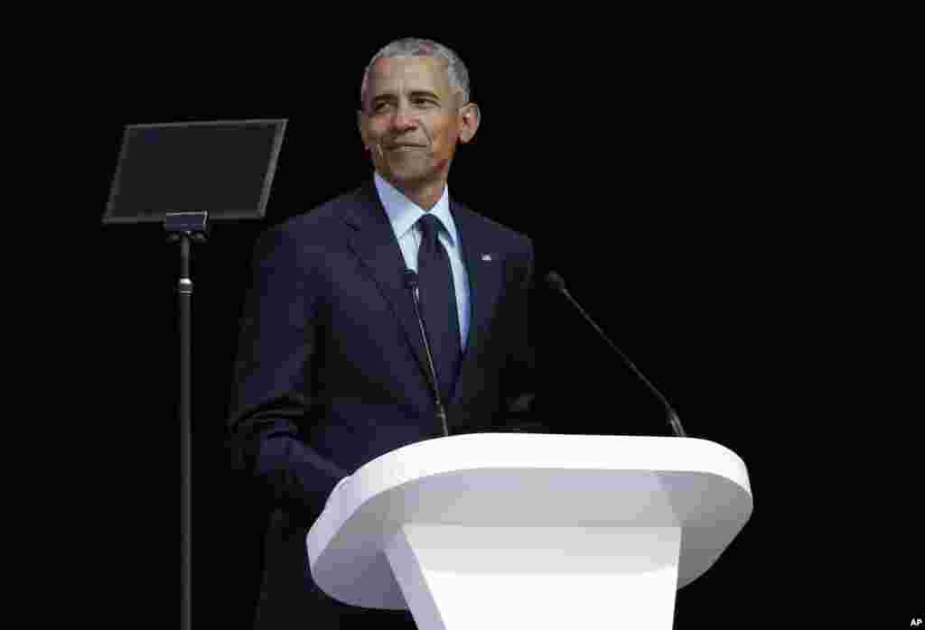 باراک اوباما رئیس جمهوری سابق آمریکا در یکی از معدود سخنرانی های عمومی بعد از ریاست جمهوری در نشستی در بنیاد ماندلا در پایتخت آفریقای جنوبی سخنرانی می کند.