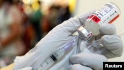 La vacuna contra el VPH se comenzó a aplicar en EE.UU. en 2006.