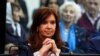ARCHIVO - La vicepresidenta argentina Cristina Fernandez de Kirchner en la sala de audiencias al comienzo de su juicio por corrupción, en Buenos Aires, en mayo de 2019.