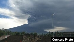 Erupsi Gunung Agung di Bali masih terus berlanjut hari Minggu 26/11. (Foto courtesy: BNPB).