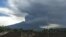 Erupsi Gunung Agung di Bali masih terus berlanjut hari Minggu 26/11. (Foto courtesy: BNPB).