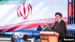 El presidente iraní, Ebrahim Raisi, habla durante la ceremonia de presentación del nuevo misil balístico llamado "Fattah" con un alcance de 1.400 km, en Teherán, Irán, el 6 de junio de 2023.