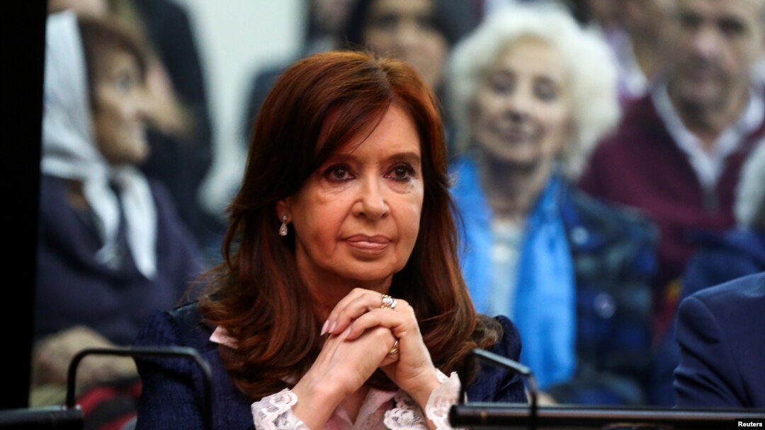 Cristina Fernandez de Kirchner, la expresidenta argentina de centroizquierda, ha negado las acusaciones y descrito el juicio como una cortina de humo política. Acusa al gobierno de su sucesor, el conservador Mauricio Macri, de perseguirla.