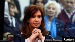 ARCHIVO - La vicepresidenta argentina Cristina Fernandez de Kirchner en la sala de audiencias al comienzo de su juicio por corrupción, en Buenos Aires, en mayo de 2019.