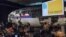 El avión de Malaysian Air sirve como fondo para la conferencia de prensa en la que se presentó el reporte final de la Junta de Seguridad holandesa.