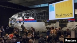 Para pakar memberikan presentasi mengenai penyebab jatuhnya pesawat Malaysia Airlines MH17, di Gilze Rijen, Belanda bulan lalu (foto: dok).