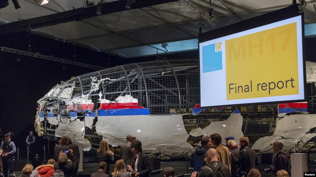 Badan pesawat MH17 menjadi latar belakang presentasi laporan akhir penelitian jatuhnya pesawat tersebut pada bulan juli 2014. Presentasi diselenggarakan di Gilze Rijen, Belanda (13/10). 