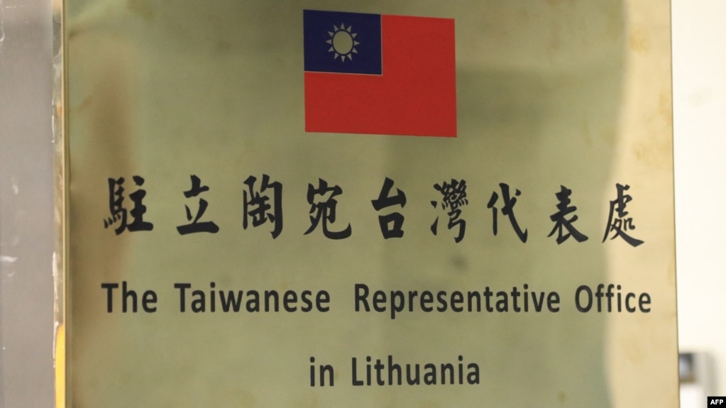 Biển hiệu Văn phòng đại diện Đài Loan tại Lithuation ngày 21/11/2021. Việc Lithuania cho phép Đài Loan lập đại sứ quán trên thực tế tại Vilnius đã làm rạn nứt mối quan hệ của nước này với Trung Quốc t rong những năm qua.