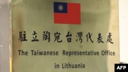 Biển hiệu Văn phòng đại diện Đài Loan tại Lithuation ngày 21/11/2021. Việc Lithuania cho phép Đài Loan lập đại sứ quán trên thực tế tại Vilnius đã làm rạn nứt mối quan hệ của nước này với Trung Quốc t rong những năm qua.