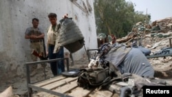 2013年8月1日阿富汗警察检查北约飞机错误袭击中被毁的警察检查站