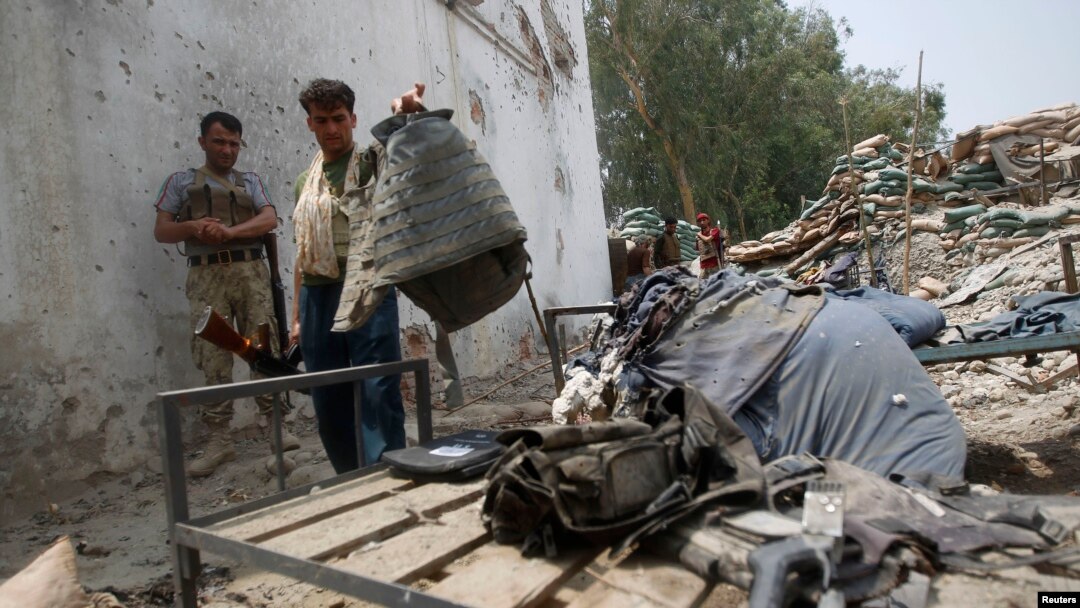 Polisi Afghanistan memeriksa sebuah pos keamanan yang hancur dalam pertempuran antara pasukan keamanan Afghanistan dengan Taliban (foto: dok).