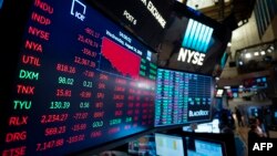 Sebuah monitor menunjukkan berbagai indeks saham di New York Stock Exchange (NYSE), Wall Street, New York (foto: ilustrasi). 