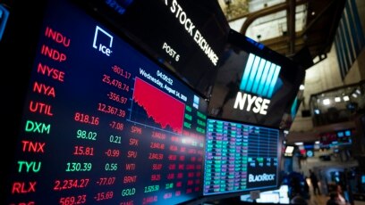 Tư liệu: Màn ảnh truyền hình với bảng giá chứng khoán trước khi thị trường chứng khoán New York đóng cửa hôm 14/8/2019, ngày mà giá cổ phần rớt giá mạnh và có dấu hiệu kinh tế có thể suy thoái. (Photo by Johannes EISELE / AFP)